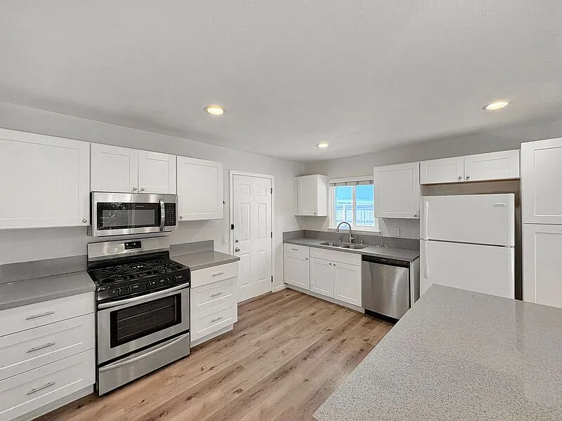 3 bed, 2.0 bath, 1150 sqft, $3,500 — Photo 2
