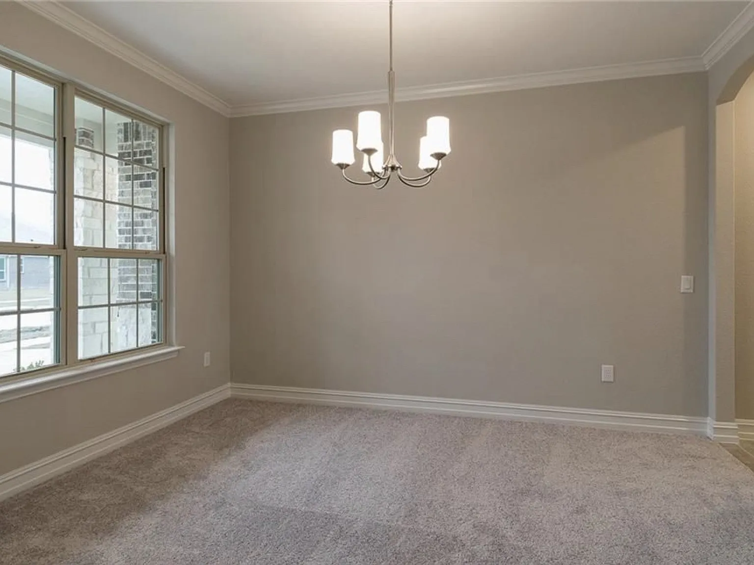 5 bed, 3667 sqft, $3,750 — Photo 4