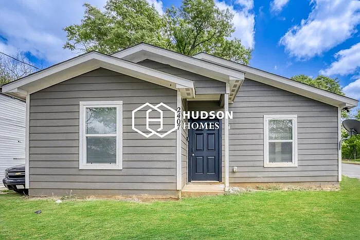 3 bed, 2.0 bath, 1090 sqft, $1,449 — Photo 1