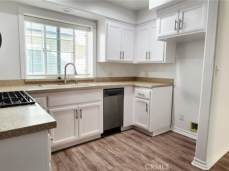 1675 Gramercy Ave — Photo 9