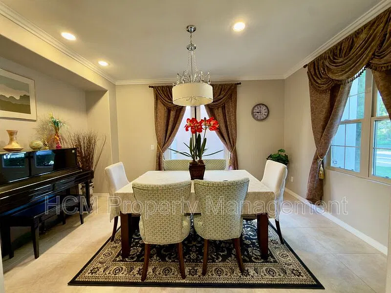 3 bed, 3.0 bath, 2004 sqft, $5,150 — Photo 3