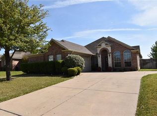 904 Mesquite Dr, Burleson, TX 76028