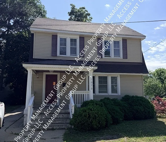 1070 Kalamazoo Ave SE — Photo 1