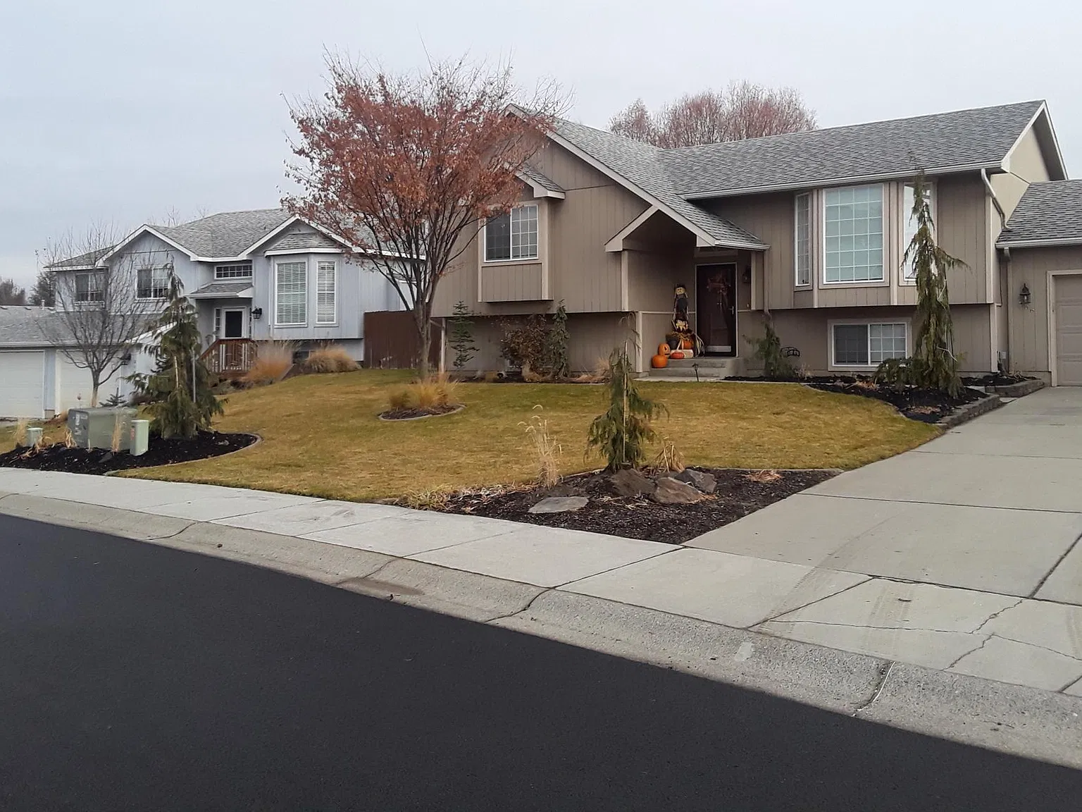 4 bed, 2300 sqft, $2,300 — Photo 2