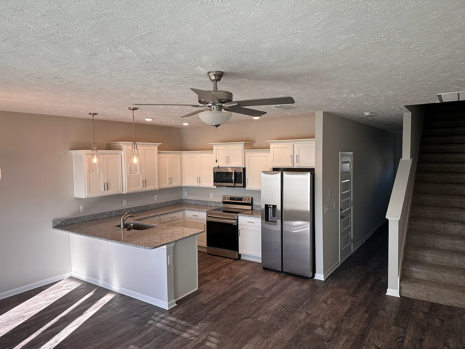 3 bed, 2.5 bath, 1631 sqft, $1,999 — Photo 3