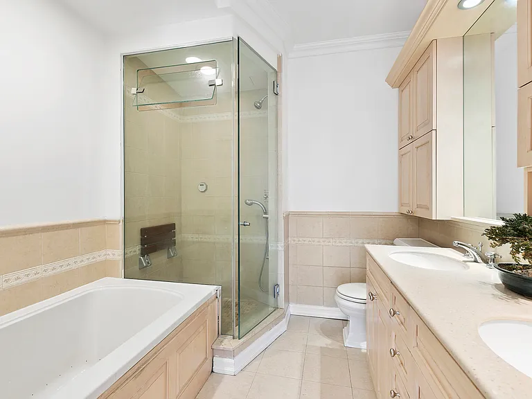 240 E 47th St #6F — Photo 8