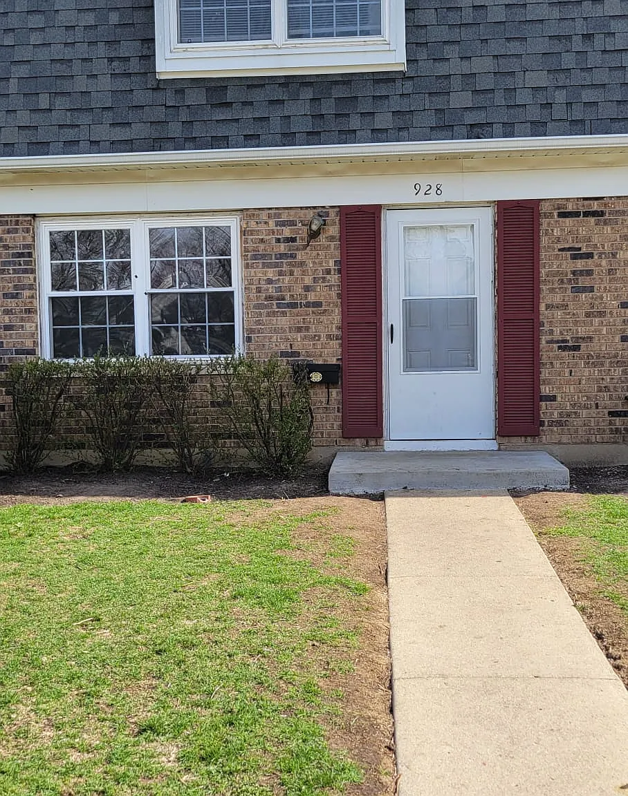 3 bed, 1.5 bath, 1300 sqft, $2,295 — Photo 1