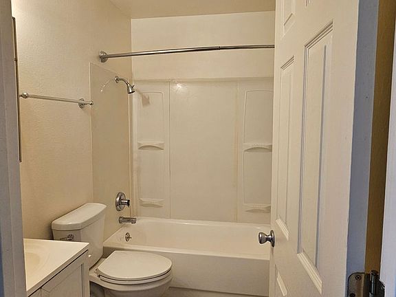 4th image of 815 SE 223rd Ave APT 5