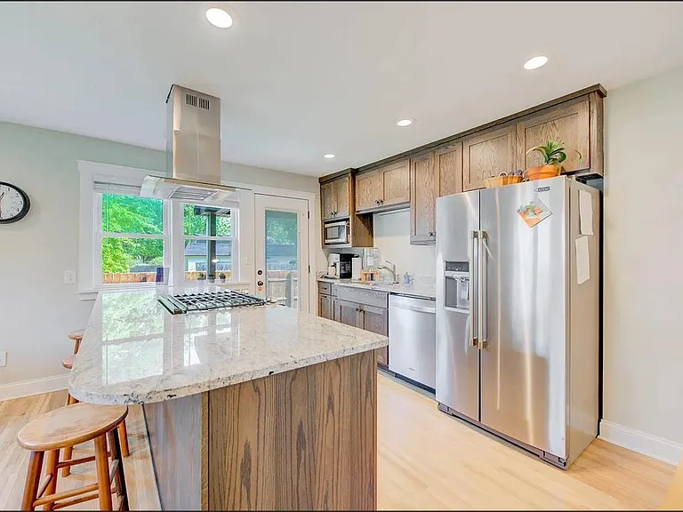 2531 Maple Ln W — Photo 5