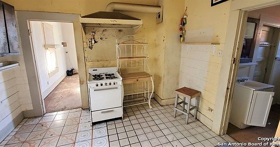 5th image of 1116 S San Marcos