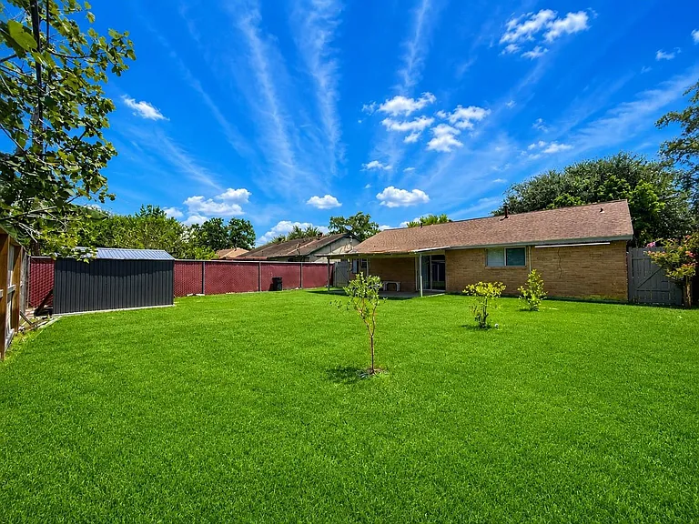 723 Onaleigh Dr — Photo 2
