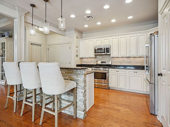 4th image of 313 Mouton St #21-24