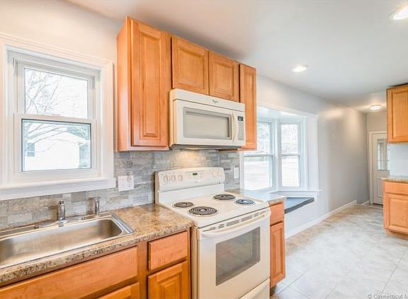 3rd image of 5 Penfield Dr