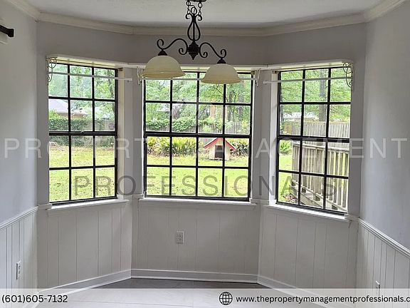 5th image of 1102 Martin Dr