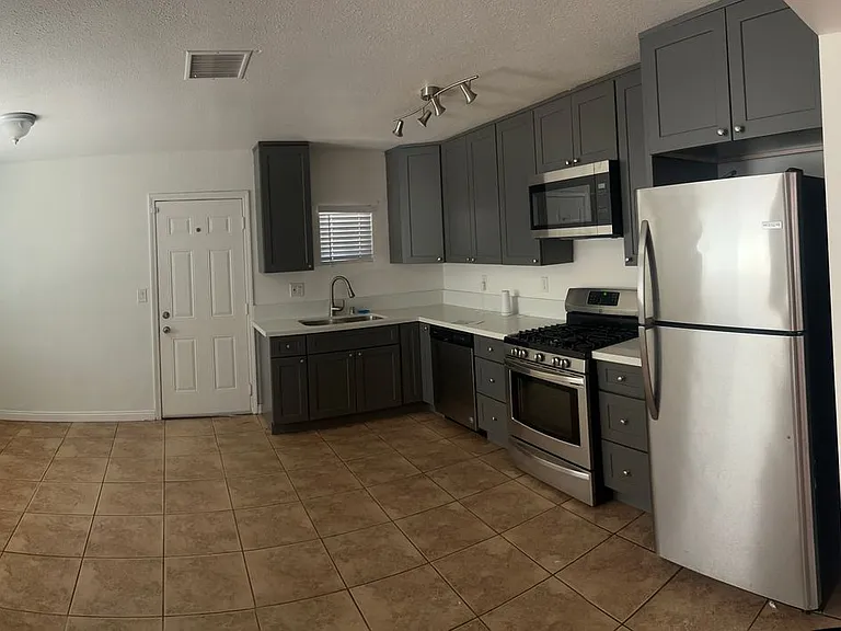 654 N Allen St — Photo 3