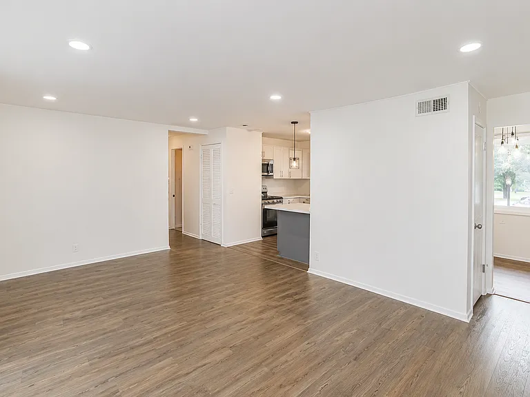 1417 N Wilke Rd — Photo 6