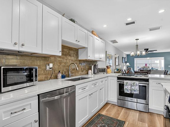 3rd image of 8871 Warwick Drive