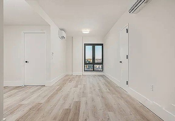 4th image of 1510 Gates Ave #607
