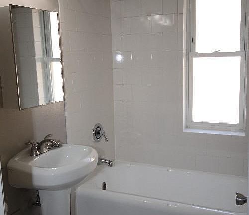 5th image of 1301 W Argyle St APT 208