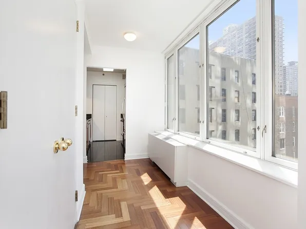 220 Riverside Boulevard image 4 of 11