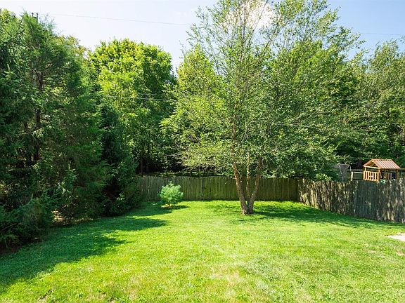 3rd image of 476 Amberley Dr