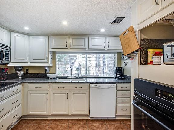 2nd image of 2944 Savannah Ct