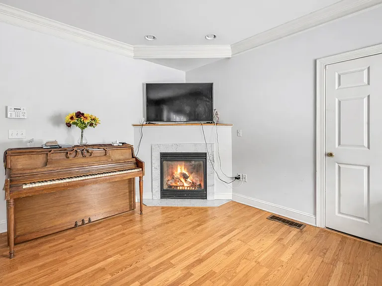 240 Highland Ave — Photo 12