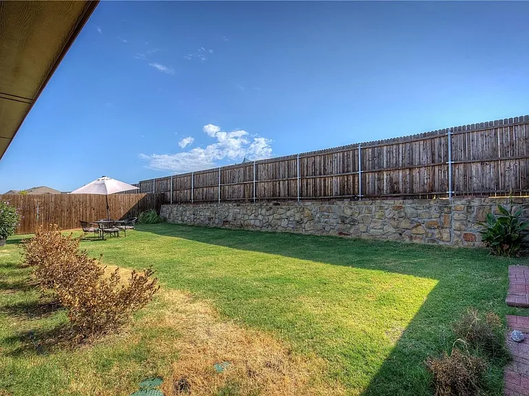 1004 Basswood Ln — Photo 29