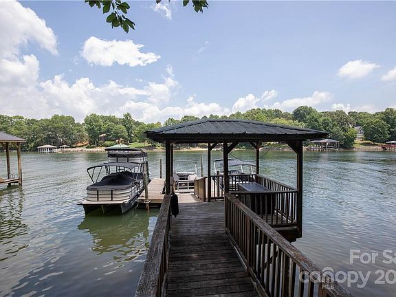 3rd image of 152 Pinnacle Ln