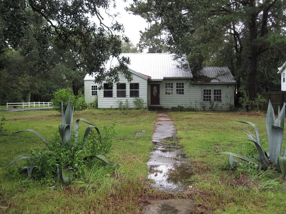 1st image of 903 Sarrazin Ave