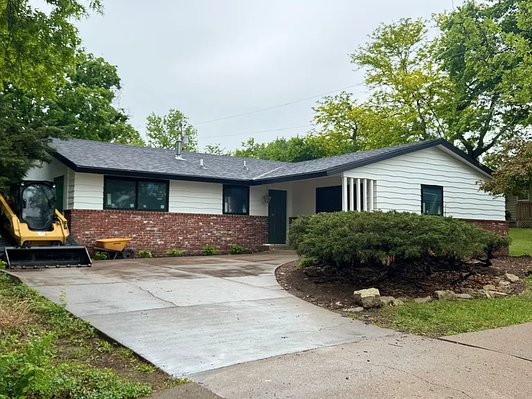 3033 Dickens Ave — Photo 2