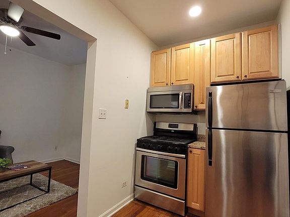 3rd image of 677 W Wrightwood Ave #1S