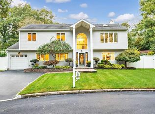 16 Mayfair Ct, Nesconset, NY 11767