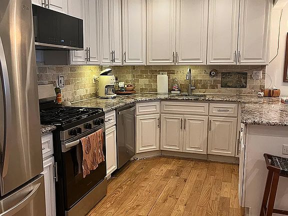 4th image of 585 Van Buren St APT 1