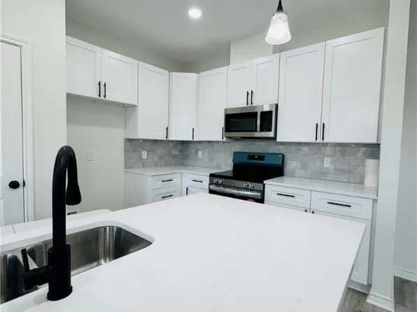 906 Dulce Ct, Hearne, TX 77859