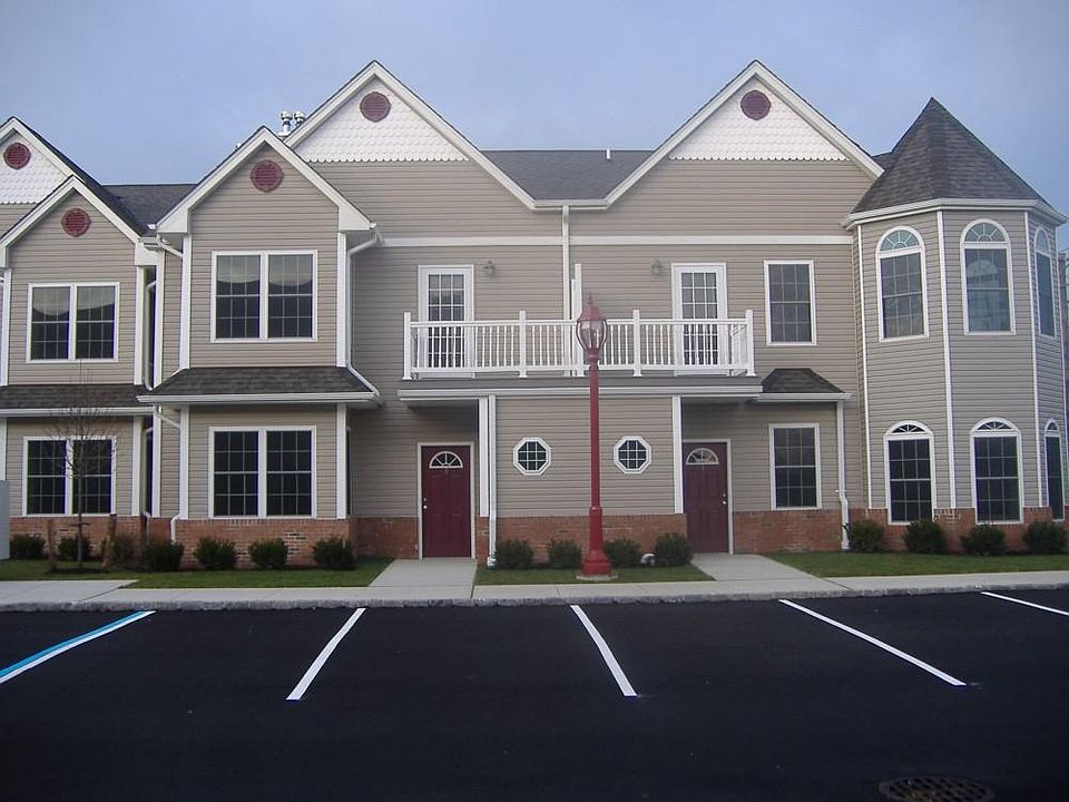 2nd image of 432 Sunrise Hwy APT 10