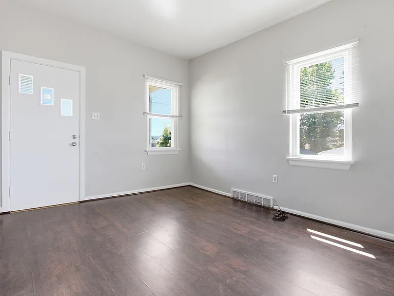 433 28th St — Photo 3