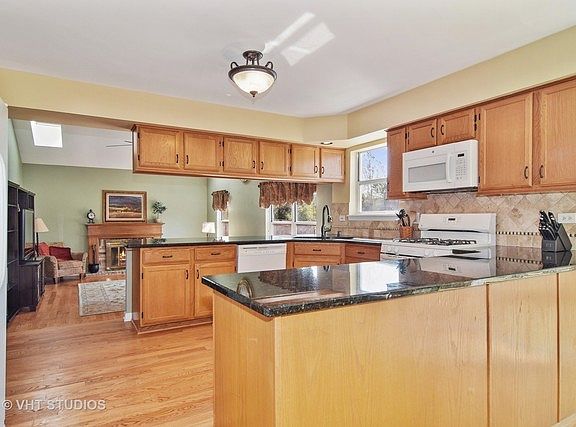 3rd image of 1140 Winding Glen Dr