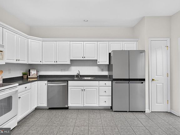 4th image of 463 Sweetman Dr