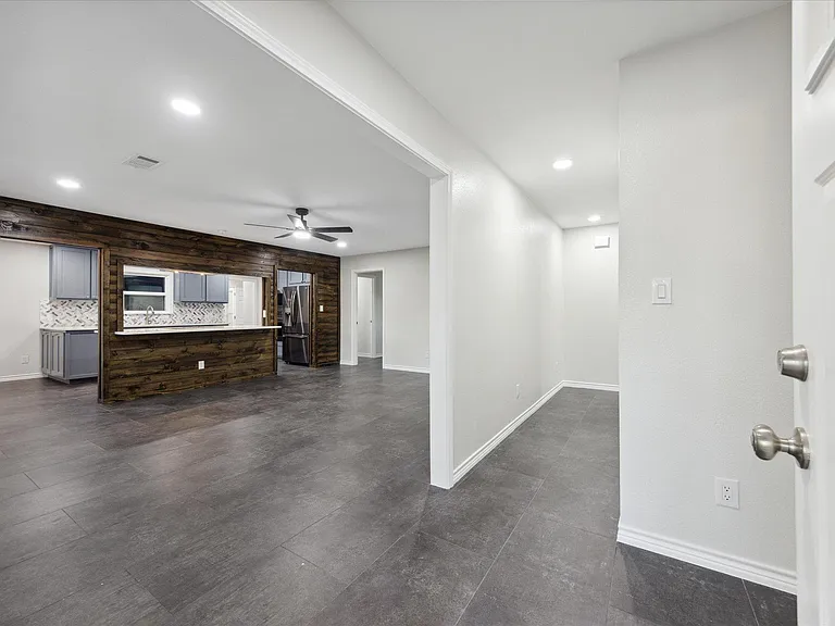 1305 W 1st St — Photo 5