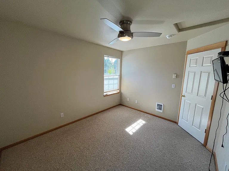 588 SE Roosevelt Ave — Photo 8