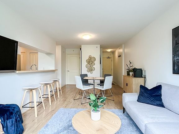 5th image of 3638 Vanness Ave #305