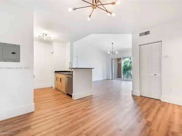 6841 SW 44th St APT 305, Miami, FL 33155