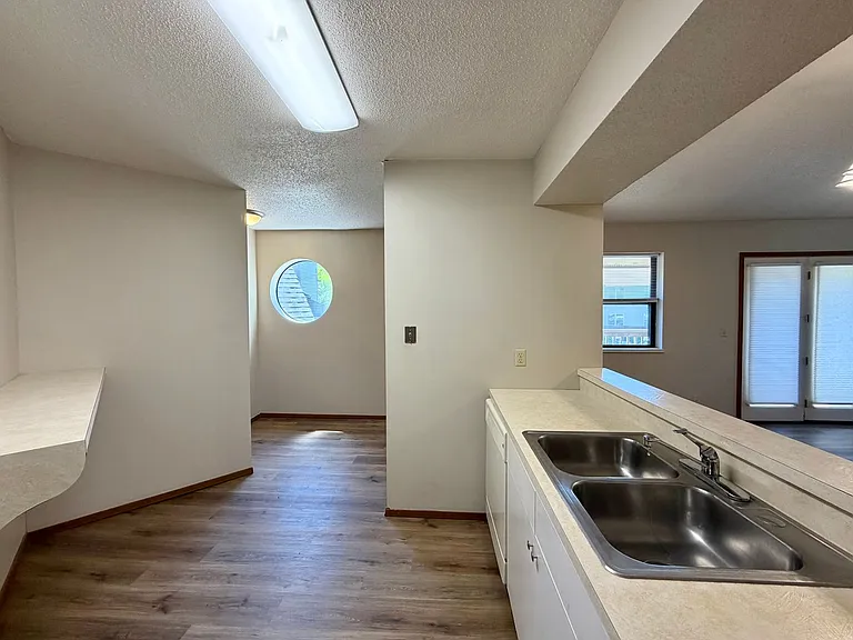 Oakridge Apartments — Photo 7