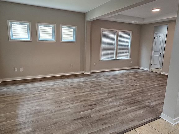 4th image of 1038 Albany Park Dr