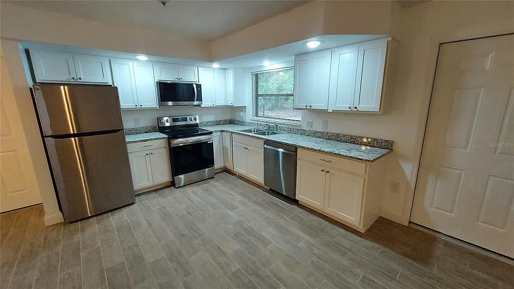3 bed, 2.0 bath, 1606 sqft, $1,875 — Photo 2