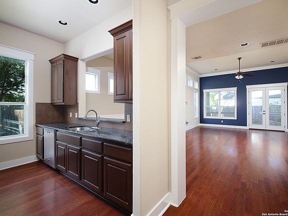 5th image of 107 GILLESPIE ST