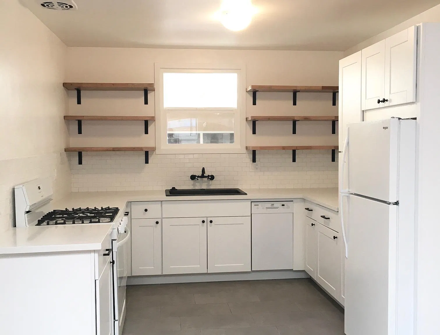 2 bed, 1090 sqft, $3,350 — Photo 1