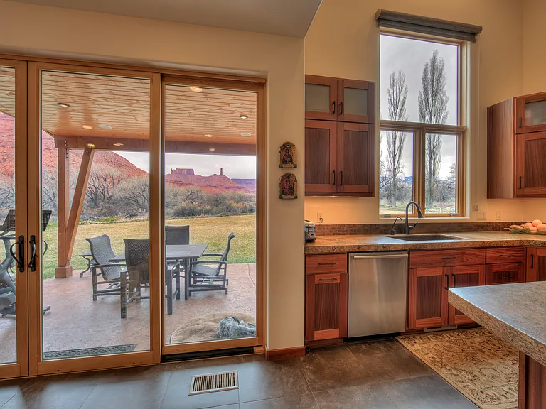 425 E Amber Ln — Photo 9