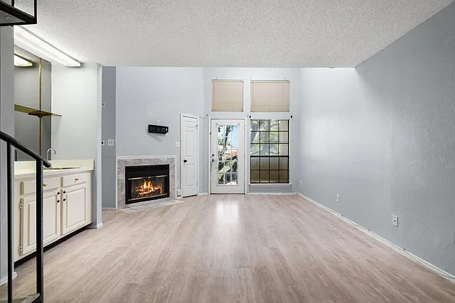 2 bed, 870 sqft, $1,650 — Photo 2